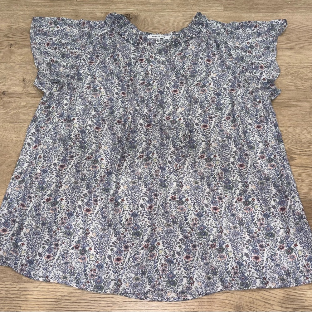 Rose & Olive Floral Print Flutter Sleeve Blouse in White and Blue